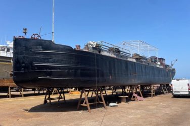 Rénovation d’une péniche de 30m par K.W Multi Fluvial Service