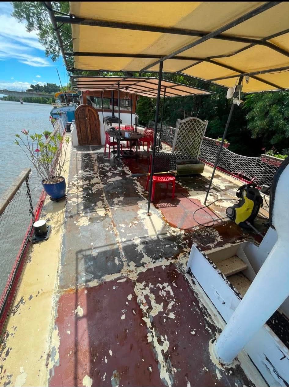 Décapage et mise en peinture époxy d'une péniche de 38,5 mètres à Villeneuve-lès-Avignon par KW Multifluvial Service